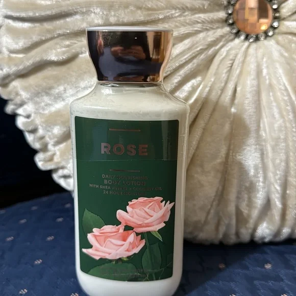 BATH & BODY WORKS SET. . . ROSE SCENT - Picture 5 of 6